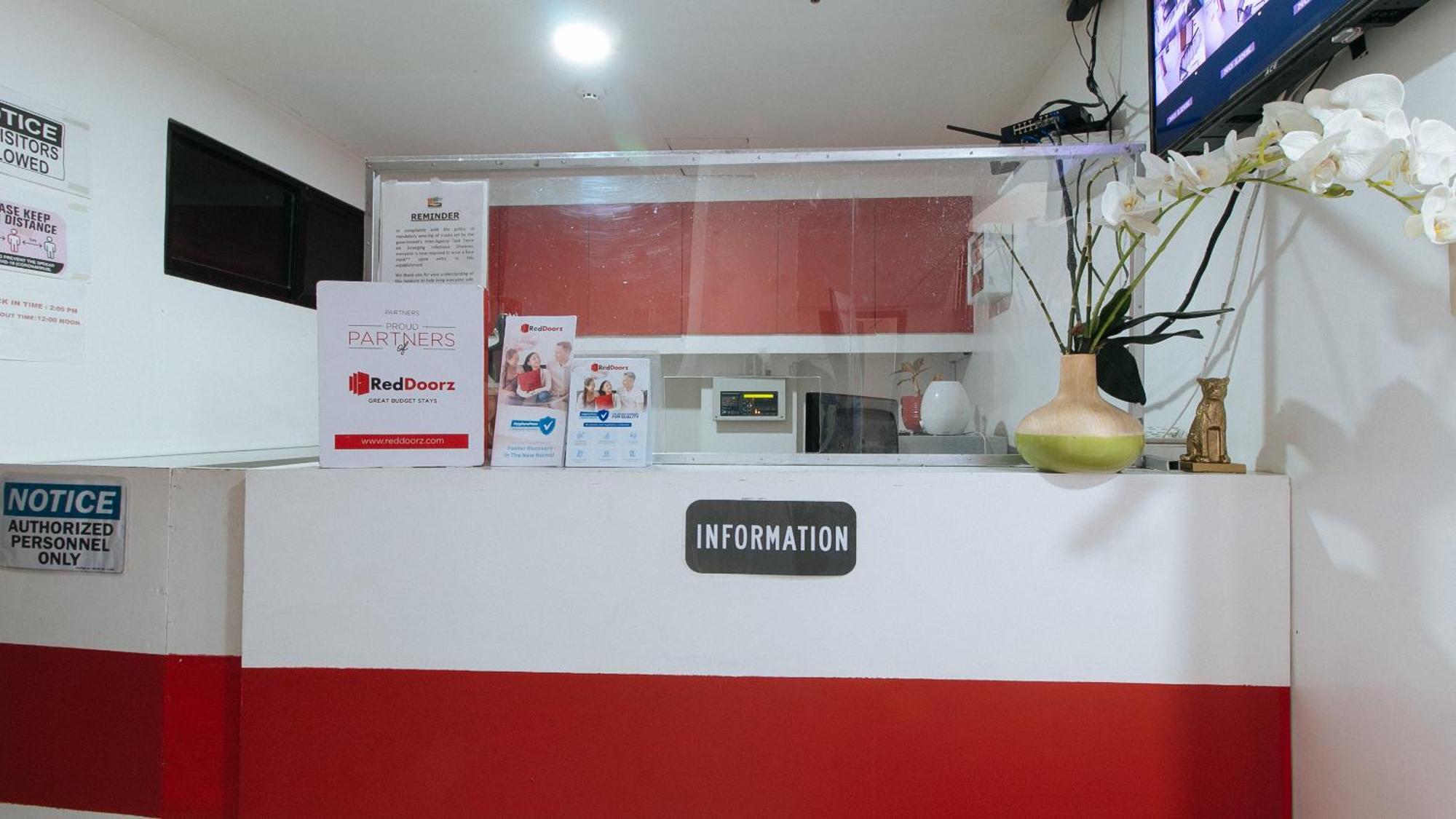 Reddoorz At Dbuilders Rooms Bangkal Makati Makati City Exteriör bild