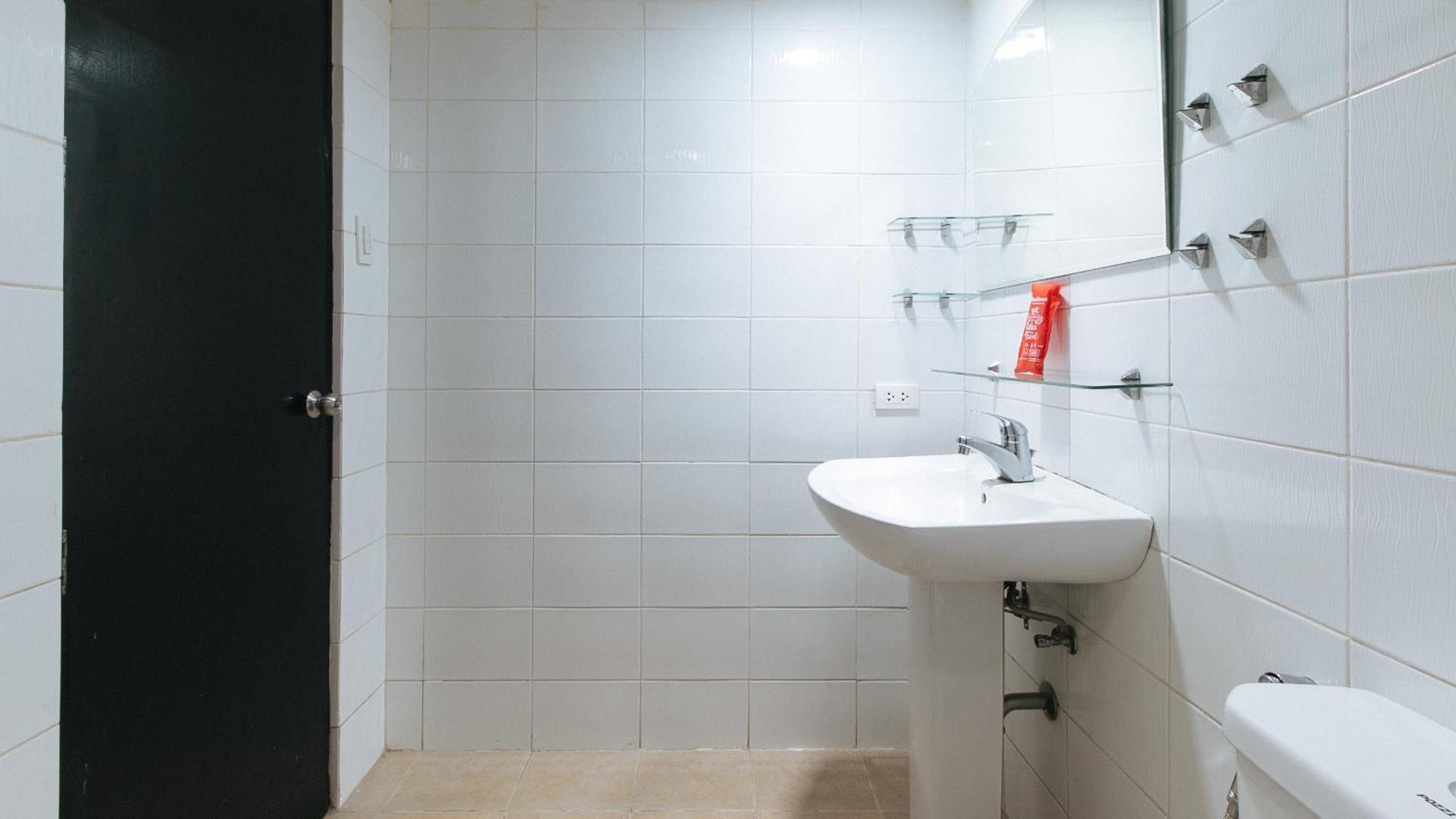 Reddoorz At Dbuilders Rooms Bangkal Makati Makati City Exteriör bild