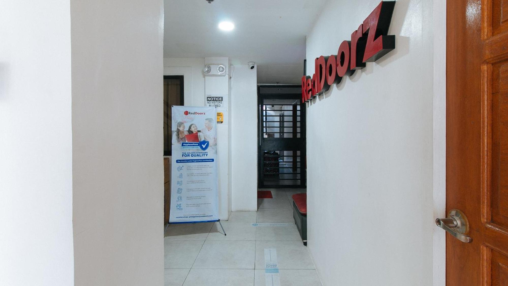 Reddoorz At Dbuilders Rooms Bangkal Makati Makati City Exteriör bild